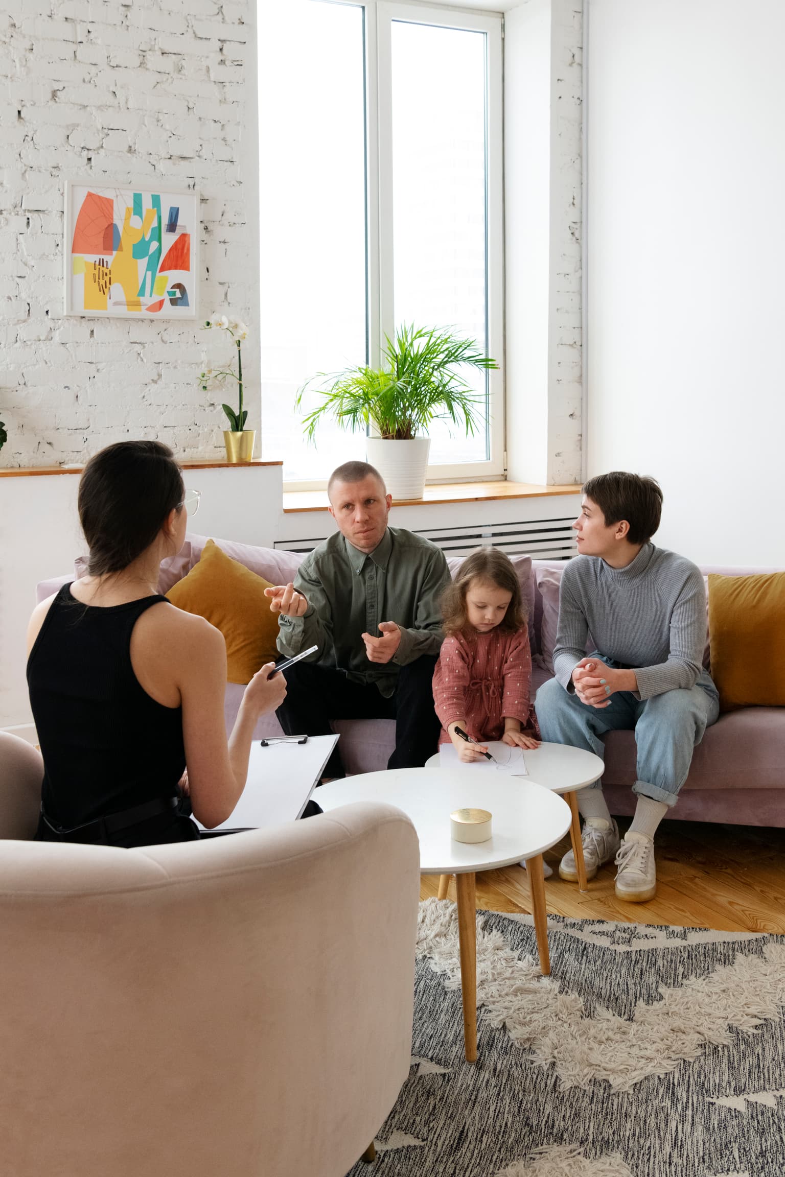 Pais com criança pequena em ambiente acolhedor